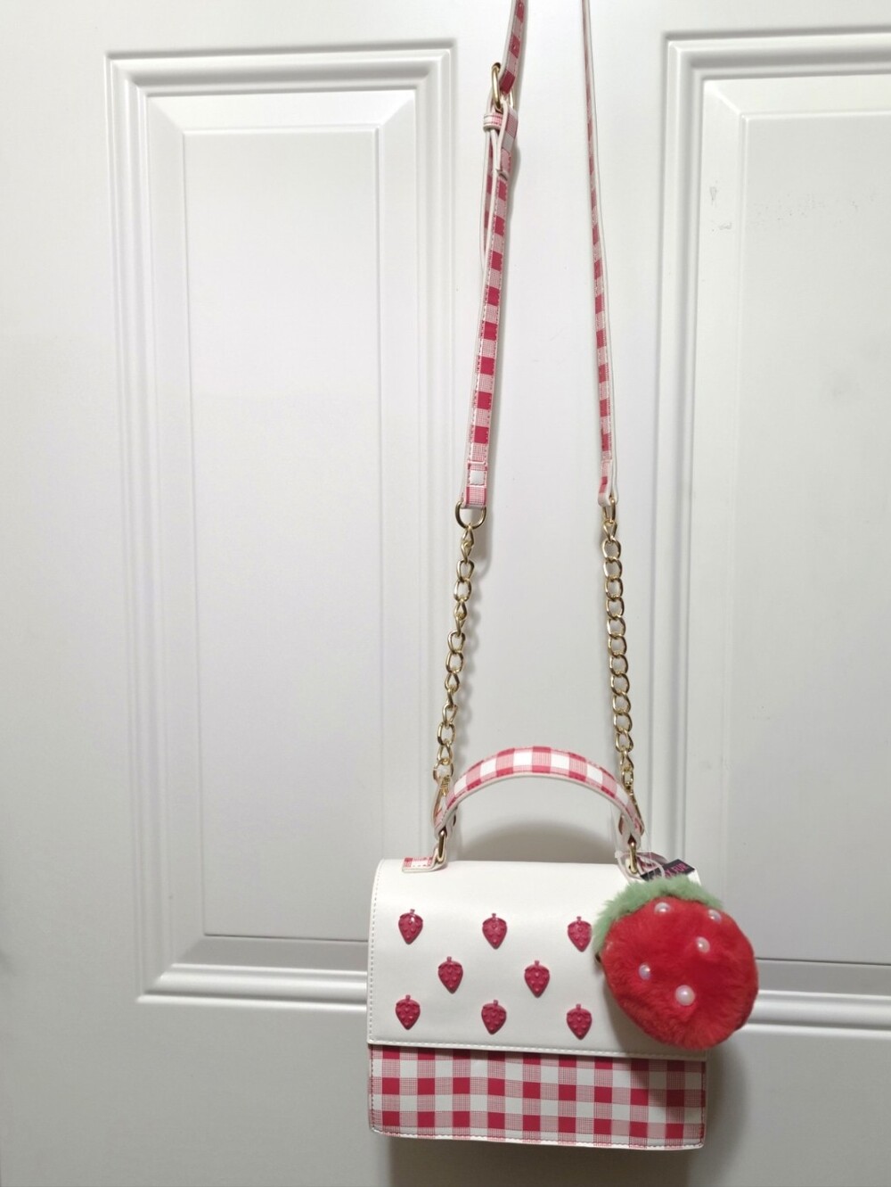 NEW BETSEY JOHNSON  "STRAWBERRY" HANDBAG/CROSSBODY WITH MATCHING  CHARM - Picture 2 of 11